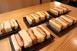 うちの娘はコメダ珈琲につれてけとせがんでくる。カツサンドとエビカツサンドが食いたいそうな。もっと、こう、女子高生らしいメニューをだな。